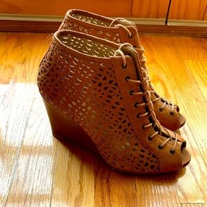 Stuart Weitzman tan wedges size 10- perfect for Fall 🍁🤎